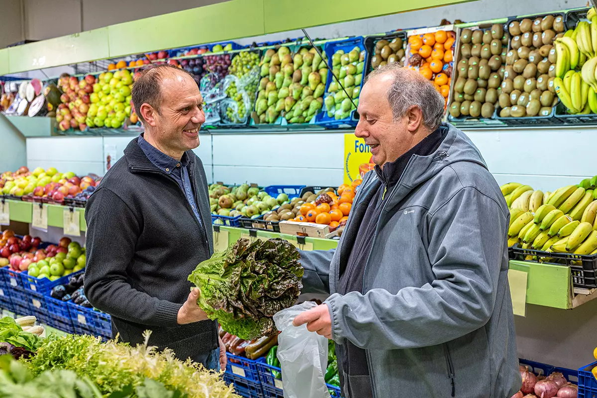 Foto Manel Parisi atenent a un client