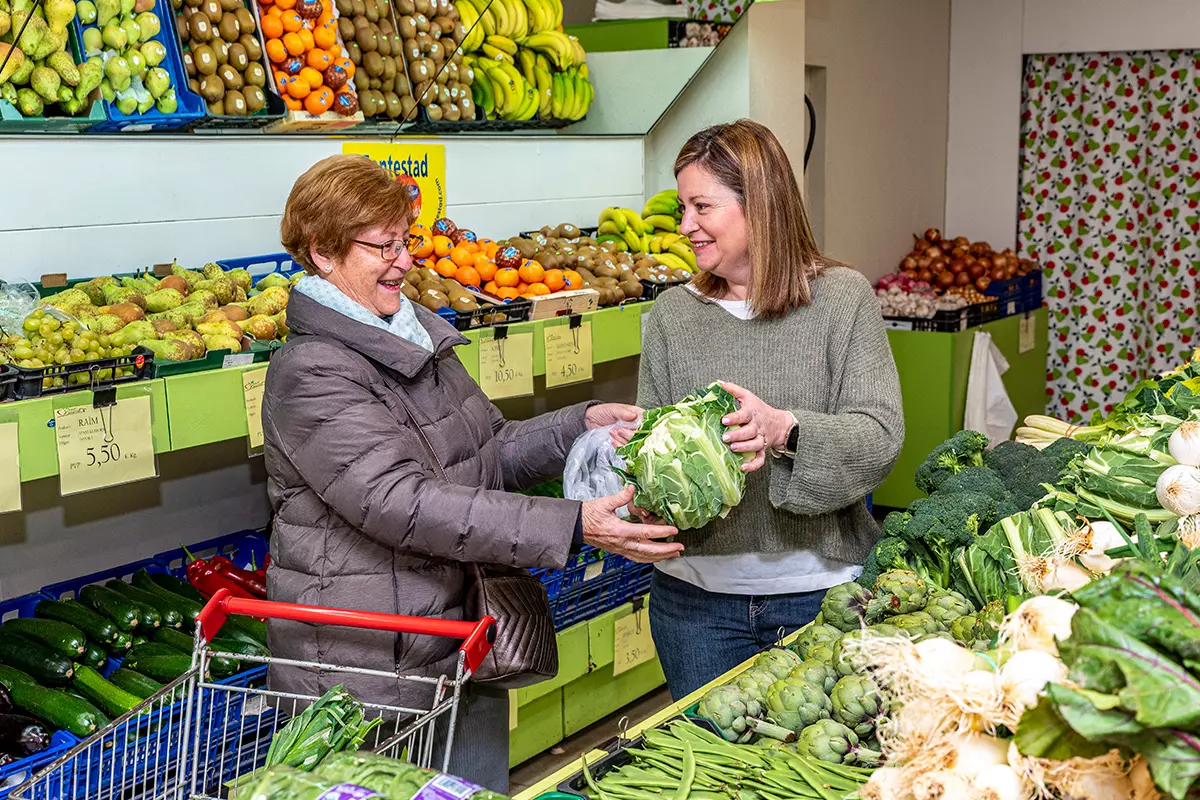 Foto de la Yolanda atenent a una clienta