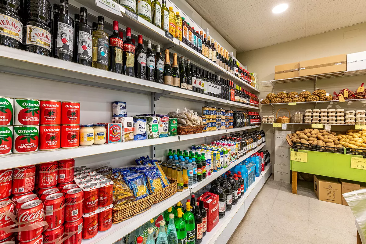 Foto prestatges Vins i Vermuts de Cal Fruits