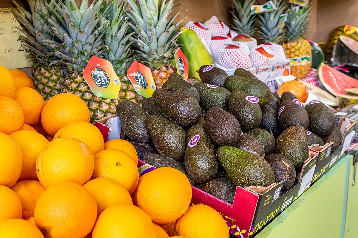 Imatge de taronges, pinyes i alvocats